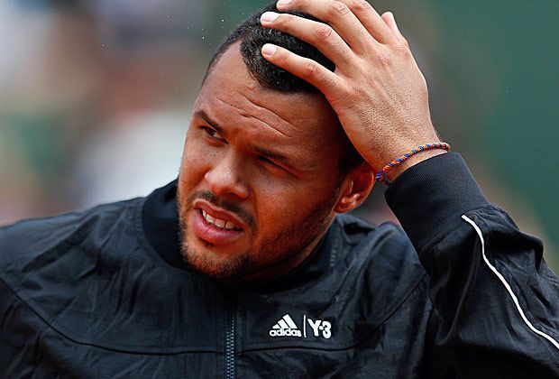 
                <strong>French Open: Videowand-Verkleidung stürzt in die Zuschauer</strong><br>
                Auch Tsonga blickt sorgenvoll auf die Zuschauer-Tribüne. Erst nach einer 30-minütigen Pause kann das Match anschließend fortgesetzt werden.
              