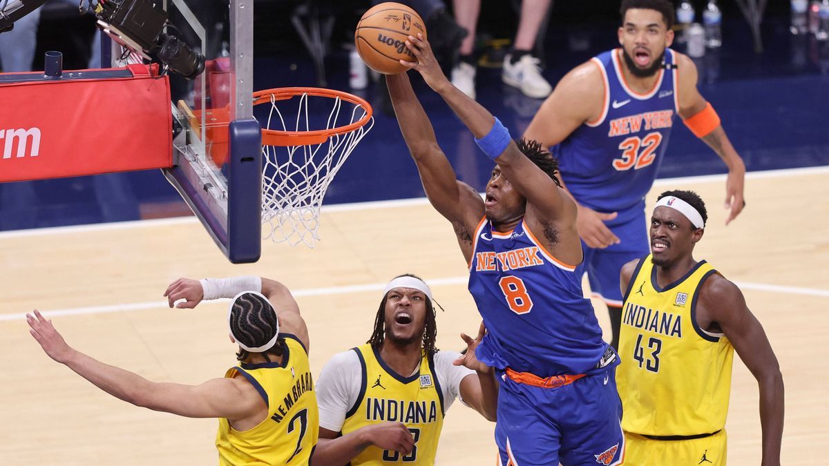 Sport Bilder des Tages New York Knicks OG Anunoby (8) dunks over Indiana Pacers Andrew Nembhard (2), Myles Turner (33) and Pascal Siakam (43) during the first quarter of the Eastern Conference Fina...
