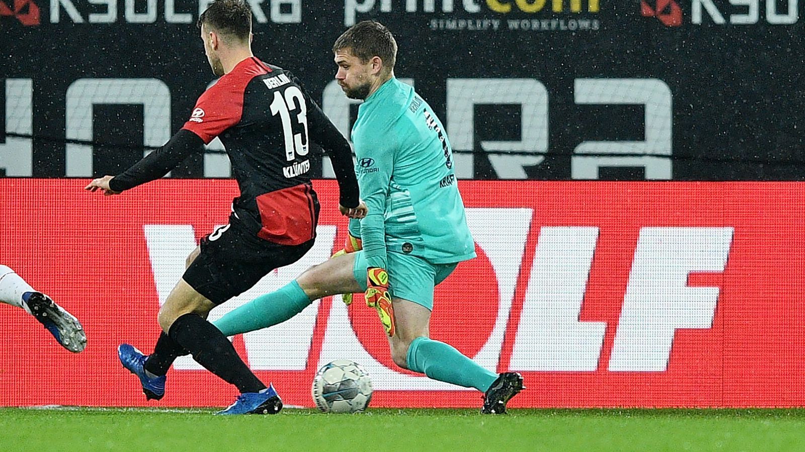 
                <strong>Thomas Kraft</strong><br>
                Bei mir ständig krank oder verletzt, plötzlich fit und motiviert. Beweist damit charakterliche Probleme, vor allem aber auch spielerische. Kein Rückhalt, holt den Ball nach zehn Minuten schon zwei Mal aus dem Netz. Bewegt sich beim 0:3 gar nicht mehr. Katastrophale Einstellung. Mehrwert gleich null. Vertrag am besten kündigen. Note: 6
              