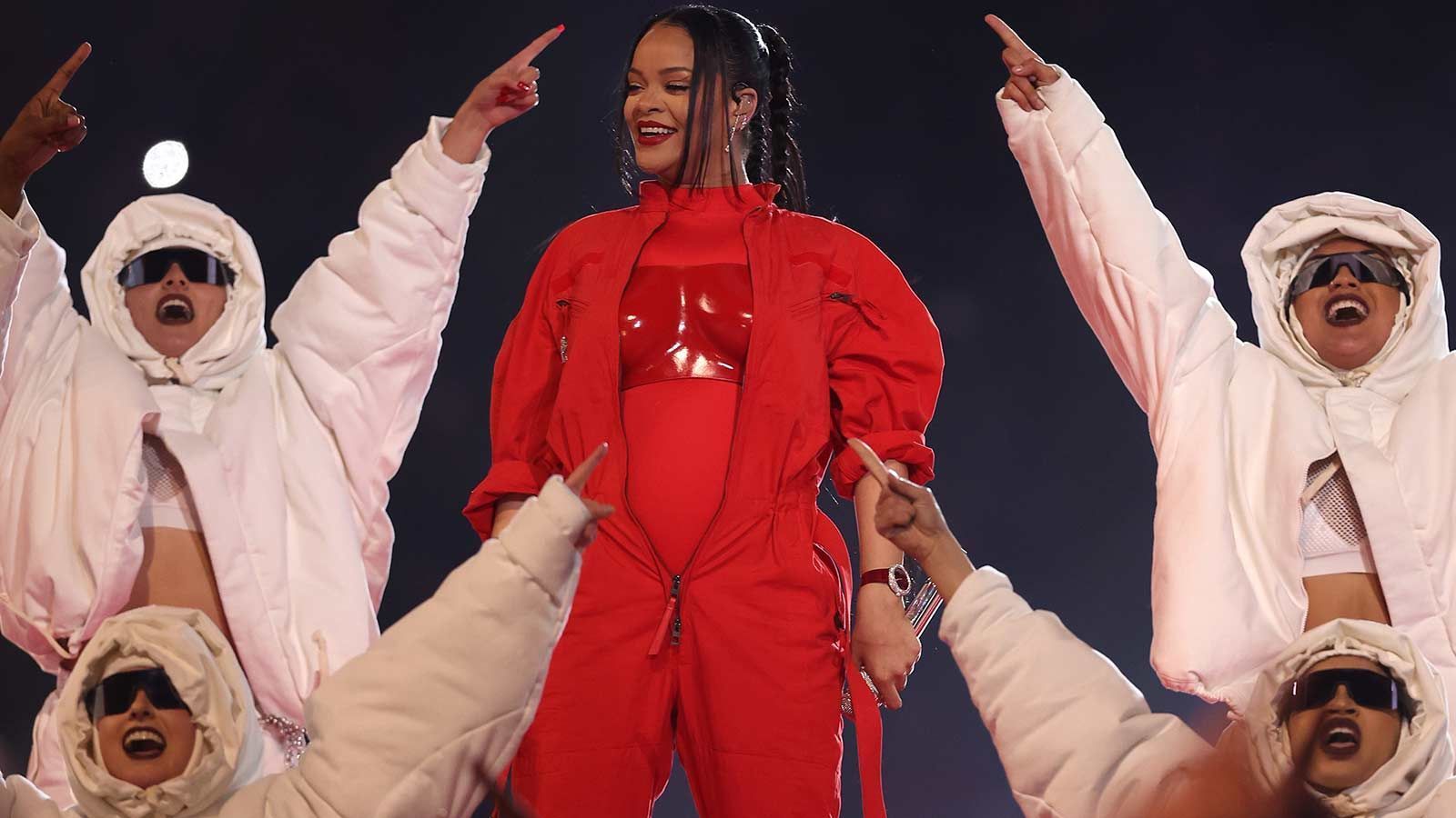 
                <strong>Rihanna hat mehr Zuschauer als der Super Bowl</strong><br>
                Laut "Forbes" und "Nielsen Media" haben mehr Menschen den Auftritt Rihannas in der Halftime-Show gesehen als das eigentliche Spiel. 113 Millionen US-Amerikaner verfolgten den Sieg der Kansas City Chiefs live, während im Schnitt 118,7 Millionen beim Auftritt der Sängerin einschalteten. Damit übertraf sie die Halftime-Show aus dem vergangenen Jahr (Dr. Dre, Snoop Dogg, Eminem, Mary J. Blige, Kendrick Lamar und 50 Cent) um 15,3 Millionen Zuschauer. Eine Erklärung für die Anziehungskraft Rihannas dürfte sein, dass die Halftime-Show der erste Auftritt der 34-Jährigen seit fünf Jahren war. Trotzdem war das Spiel zwischen den Chiefs und den Philadelphia Eagles (38:35) der Super Bowl mit der dritthöchsten Zuschauerzahl der Geschichte.
              