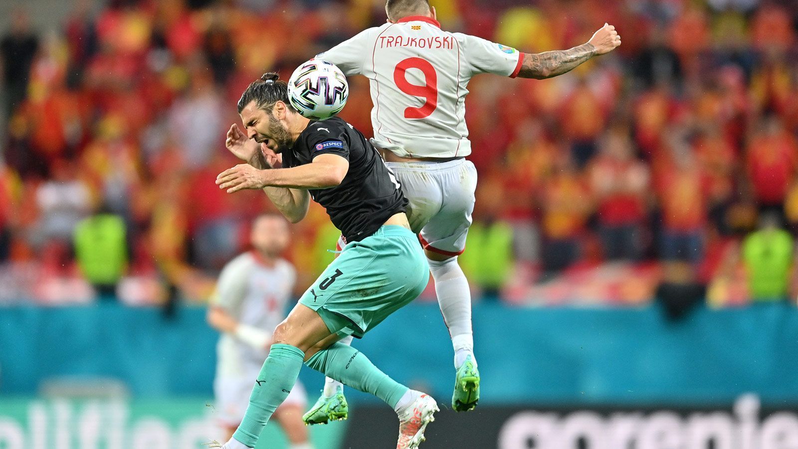 
                <strong>Der Arm hinterlässt Spuren an Dragovic' Auge</strong><br>
                Mit Schmerzen geht der ehemalige Verteidiger von Bayer Leverkusen zu Boden. Der Arm seines Gegners hinterlässt Spuren.
              