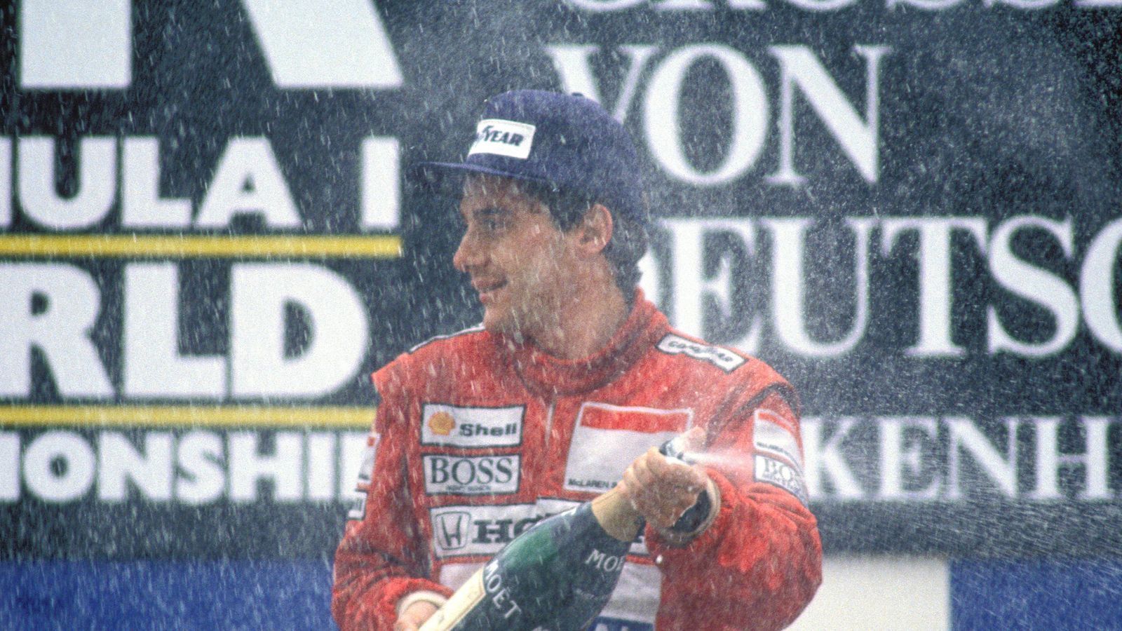 
                <strong>Ayrton Senna: Als die Formel 1 ihre Seele verlor</strong><br>
                Ayrton Senna wird dreimal Weltmeister (1988, 1990 und 1991), er fährt 161 Rennen in der Königsklasse, von denen er 41 gewinnt. Unvergessen ist er bis heute.
              