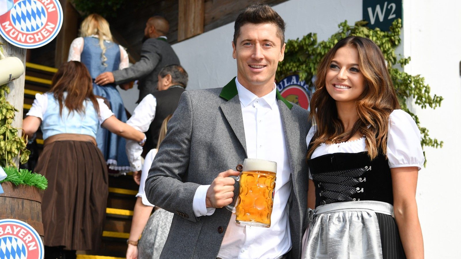 
                <strong>So ticken die Torjäger privat: Robert Lewandowski</strong><br>
                Lewandowski ist dagegen bereits seit seinem 25. Lebensjahr mit der polnischen Karateka Anna Lewandowska verheiratet und hat mit ihr zwei Töchter. Neben seiner Fußballkarriere studierte er den Bachelor-Studiengang Sport an der Sporthochschule in Warschau und schrieb in seiner Bachelorarbeit über seine eigene Karriere. Mit seiner Ehefrau zelebriert er das gemeinsame Hobby Sport.
              