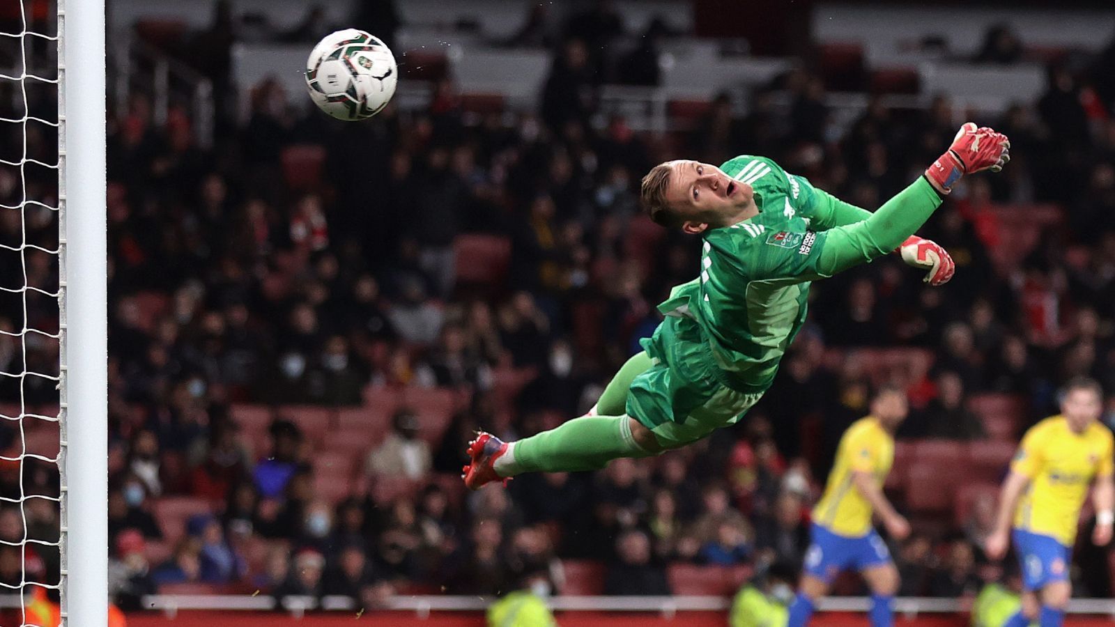 
                <strong>Bernd Leno (FC Arsenal)</strong><br>
                Den Großteil der Hinrunde in der Premier League verbrachte Bernd Leno beim FC Arsenal auf der Bank. In den ersten drei Spielen stand er noch in der Startelf, kassierte aber neun Gegentore, an denen er wenig Schuld trug und noch Schlimmeres verhinderte. Dennoch wechselte Mikel Arteta, um dessen Job es ging, den Torhüter und stellte Neuzugang Aaron Ramsdale zwischen die Pfosten. Wie durch Zauberhand fing Arsenal damit an, Spiele zu gewinnen. Nur noch drei Niederlagen gab es für die Gunners nach dem Torwart-Wechsel. Leno durfte noch drei Mal im EFL Cup ran und blieb immerhin zwei Mal ohne Gegentreffer. Aussicht auf Spielzeit hat er aber derzeit nicht, dafür ist Ramsdale zu konstant.
              