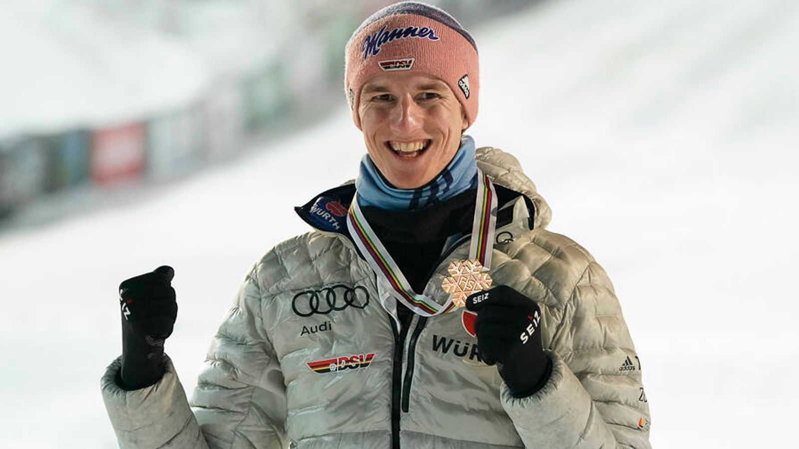 
                <strong>Karl Geiger   </strong><br>
                Auch Karl Geiger zählt zu den großen deutschen Stars im Skisprung. Der Weltmeister-Titel im Skifliegen 2020 in Planica war einer der größten Erfolge seiner Karriere. Sechs Weltcups hat er bereits gewonnen. Vergangenes Jahr belegte er bei der Vierschanzentournee den dritten Platz. Seine Corona-Erkrankung warf ihn allerdings zurück, sodass er lediglich den 11. Platz im Weltcupranking belegt. Findet er seine Form aus der vorherigen Zeit, ist mit ihm ganz vorne zu rechnen.
              