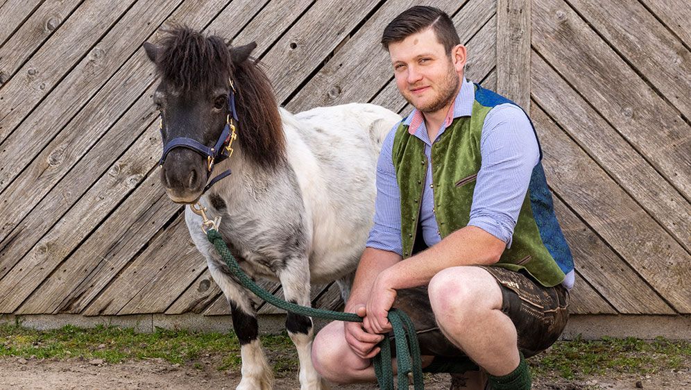 Außerdem leben auf dem Bauernhof: 3 Pferde, 10 Hühner, 5 Enten, 2 Hunde und 4 Katzen