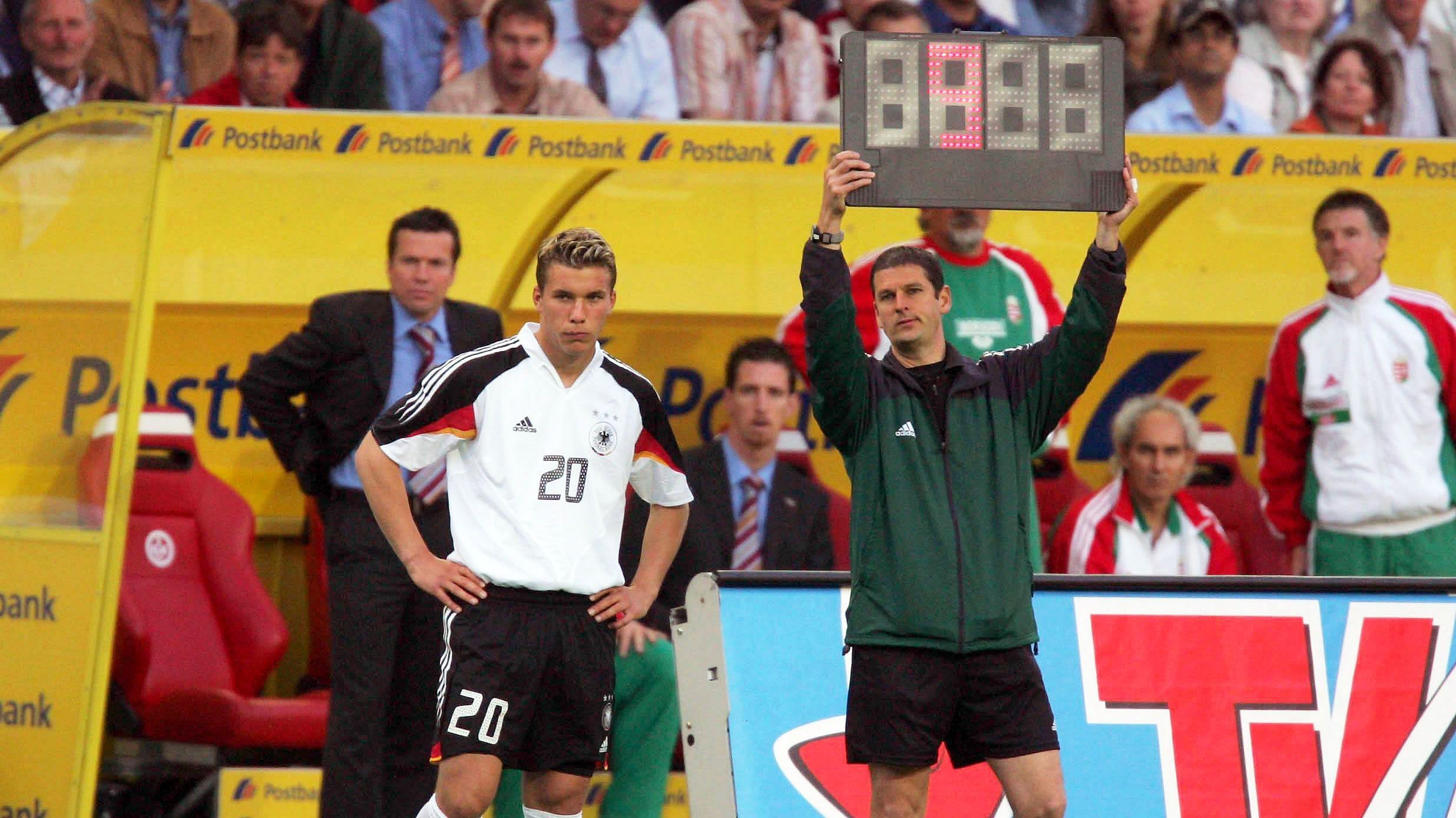 
                <strong>8. Platz: Lukas Podolski (19 Jahre, 2 Tage)</strong><br>
                Ebenfalls 19 Jahre und zwei Tage alt war Lukas Podolski bei seinem Debüt am 6. Juni 2004 gegen Ungarn. Deutschland verlor mit 0:2. Podolski war danach bei allen großen Turnieren dabei und wurde 2014 Weltmeister in Brasilien. Nach seinem 130. Länderspiel beendete "Prinz Poldi" 2017 seine Karriere in der Nationalmannschaft.
              