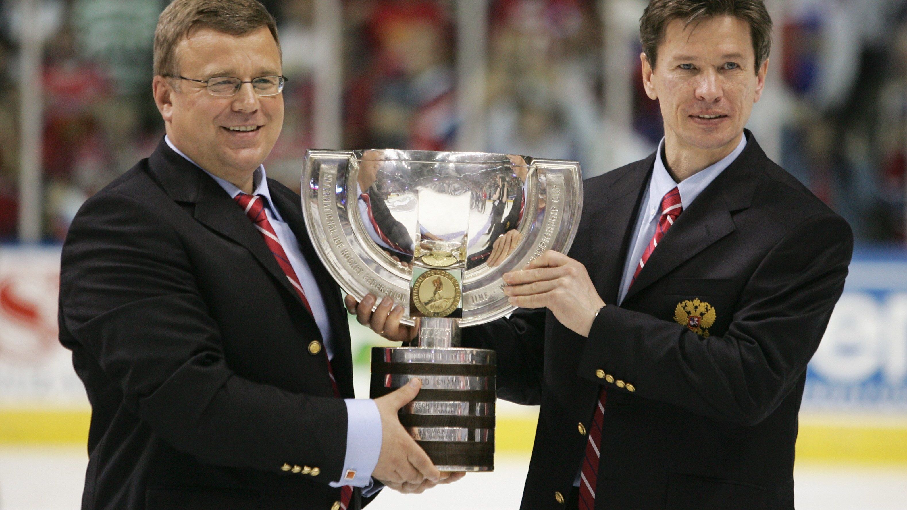 <strong>Platz 27: IIHF World Championship (Eishockey)</strong><br>Der Eishockey-WM-Pokal ist leider nur der zweitschönste Eishockey-Pokal in unserem Ranking. Den Kampf um ihn könnt ihr trotzdem bei uns bewundern. Vom 10. bis 26. Mai steht die Eishockey-WM 2024 auf dem Programm (<a href="https://www.ran.de/sports/eishockey/wm/news/prosieben-zeigt-deutsche-spiele-der-eishockey-wm-357191">ProSieben, ProSieben MAXX, ran.de und JOYN zeigen 30 Spiele live</a>).