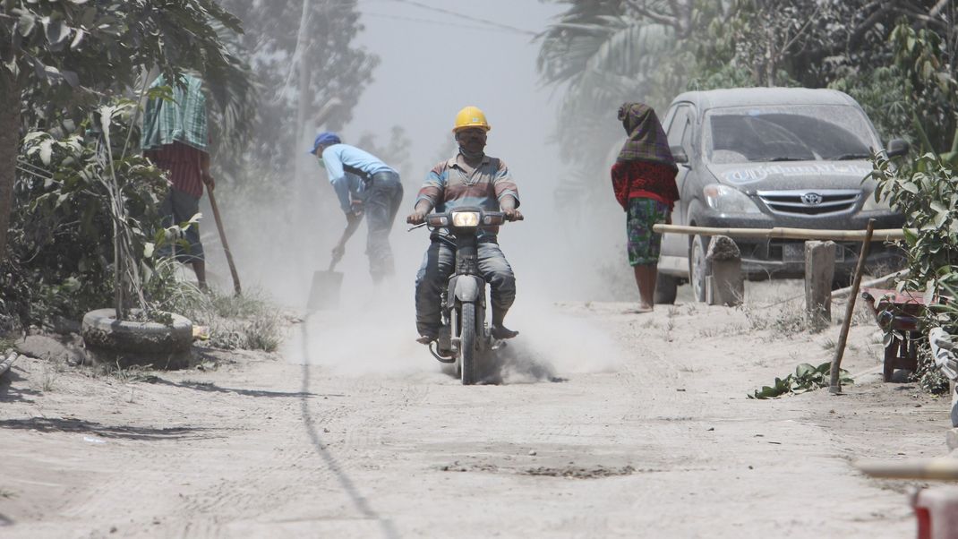 Vulkane begraben ihre Umgebung häufig unter dicken Ascheschichten wie hier 2018 der indonesische Vulkan Sinabung auf Sumatra.