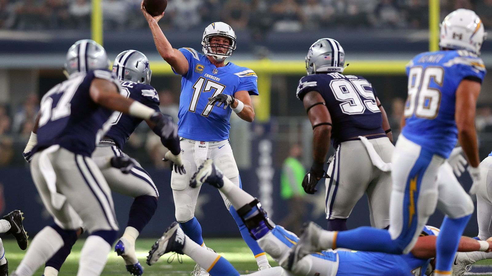 
                <strong>Dallas Cowboys</strong><br>
                Die Dallas Cowboys darf man in diesem Zusammenhang getrost als Wild Card sehen. "America's Team" arbeitet mit Hochdruck an einer Verlängerung des auslaufenden Vertrages von Playmaker Dak Prescott. Dieser pocht auf einen Vertrag unter den Bestverdienern auf seiner Position um Russell Wilson und Co. und hat bereits signalisiert, nicht unter dem Franchise Tag spielen zu wollen. Laut Franchise-Besitzer Jerry Jones wurde dem 26-Jährigen bereits ein Arbeitspapier in der Kategorie der fünf bestbezahlten Quarterbacks der Liga vorgelegt, augenscheinlich aber noch nicht genug für das Ermessen von Prescott. Das Team befindet sich nach den teuren Vertragsverhandlungen von Defensive End DeMarcus Lawrence und Running Back Ezekiel Elliott im Win Now-Modus. Sollte eine Einigung mit Prescott also ausbleiben, könnte die Planung der Franchise schnell in eine andere Richtung gehen.
              