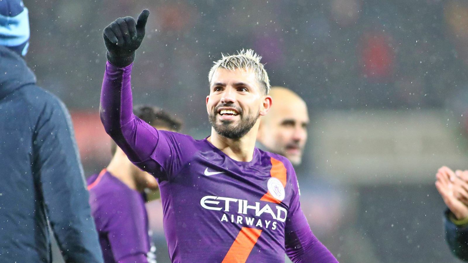 
                <strong>Sergio Agüero (Manchester City)</strong><br>
                Noch ein ganzes Stück besser bezahlt wird bei Manchester City. Hier führt Sergio Aguero das teaminterne Ranking an. Der Rekordtorschütze des Vereins ließ sich seine Vertragsverlängerung aus dem vergangenen Jahr reichlich entlohnen. Bis 2021 verdient der Argentinier nun rund 248.000 Euro pro Woche.
              