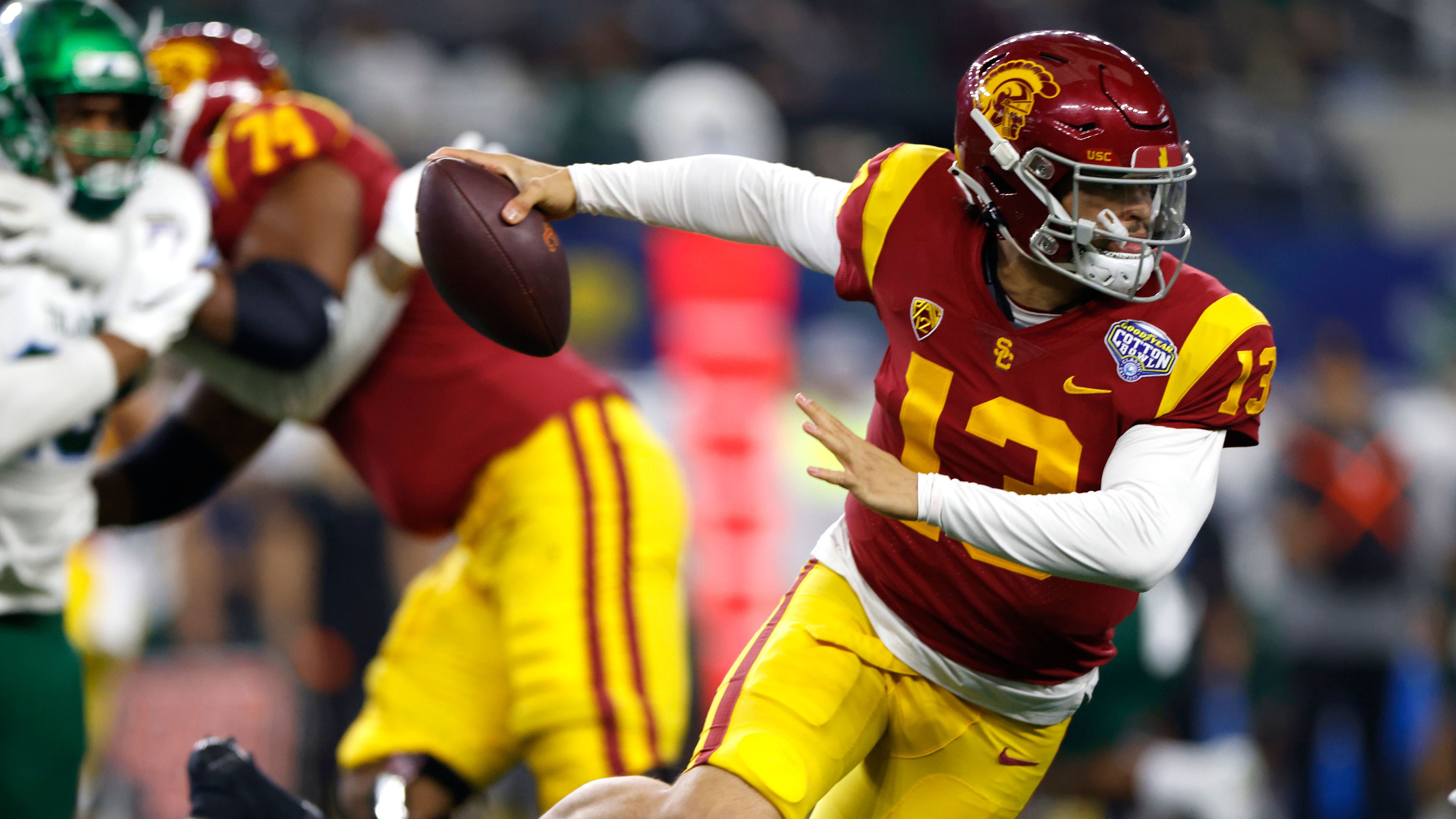 <strong>1. Caleb Williams (QB, USC)</strong>&nbsp; &nbsp; &nbsp; &nbsp; &nbsp; &nbsp; &nbsp; &nbsp; &nbsp; &nbsp; &nbsp; &nbsp; &nbsp; &nbsp; &nbsp; &nbsp; &nbsp; &nbsp; &nbsp; &nbsp; &nbsp; &nbsp; &nbsp; &nbsp; &nbsp; &nbsp; &nbsp; &nbsp; &nbsp; &nbsp; &nbsp; &nbsp; &nbsp; &nbsp; &nbsp; &nbsp; &nbsp; &nbsp; &nbsp; &nbsp; &nbsp; &nbsp; &nbsp; &nbsp; &nbsp; Der Heisman Trophy-Gewinner des letzten Jahres, hat die USC Trojans zu einer starken Saison 2022 geführt. Im NFL Draft 2024 gilt der Quarterback als früher Favorit auf den Nummer eins-Pick.&nbsp; &nbsp; &nbsp; &nbsp; &nbsp; &nbsp; &nbsp; &nbsp; &nbsp; &nbsp;