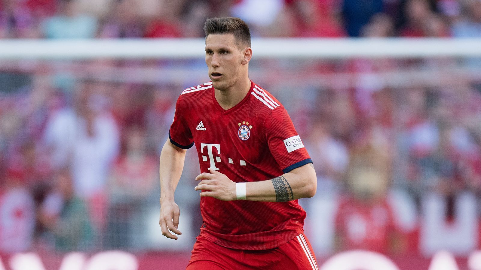 
                <strong>Abwehr: Niklas Süle (FC Bayern)</strong><br>
                Seit dieser Saison ist klar: Niklas Süle ist als Innenverteidiger beim FC Bayern gesetzt. Der gebürtige Hesse ließ die Weltmeister Jerome Boateng und Mats Hummels links liegen und mauserte sich zum Abwehrchef des Rekordmeisters. Dahinter streiten sich die Boateng und Hummels um den vakanten Platz neben dem 23-Jährigen. Süle stand in 25 der 30 Bundesliga-Partien in der Startelf, nur drei Mal kam der Nationalspieler gar nicht zum Einsatz. Und neuerdings Wissen wir auch - der Abwehr-Hühne kann auch Tore schießen.
              