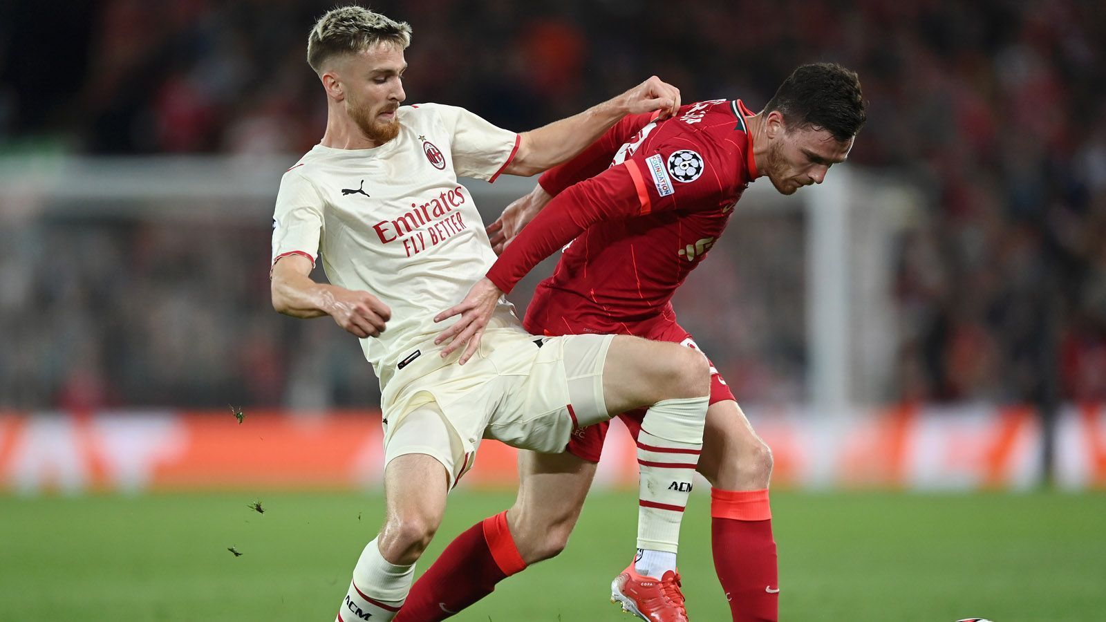 
                <strong>Plötzlich Liverpool wieder am Drücker</strong><br>
                Plötzlich ist alles wieder wie über weite Strecken der ersten Hälfte. Liverpool drückt - vor allem mit den beiden Außenverteidigern Alexander-Arnold und Andy Robertson (im Bild), die auf den Flügeln wirbeln.
              