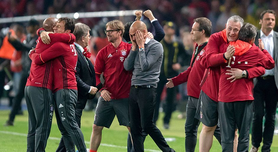 
                <strong>Pep Guardiola</strong><br>
                Mitten zwischen den jubelnden Bayern lässt Pep Guardiola den Kopf hängen.
              