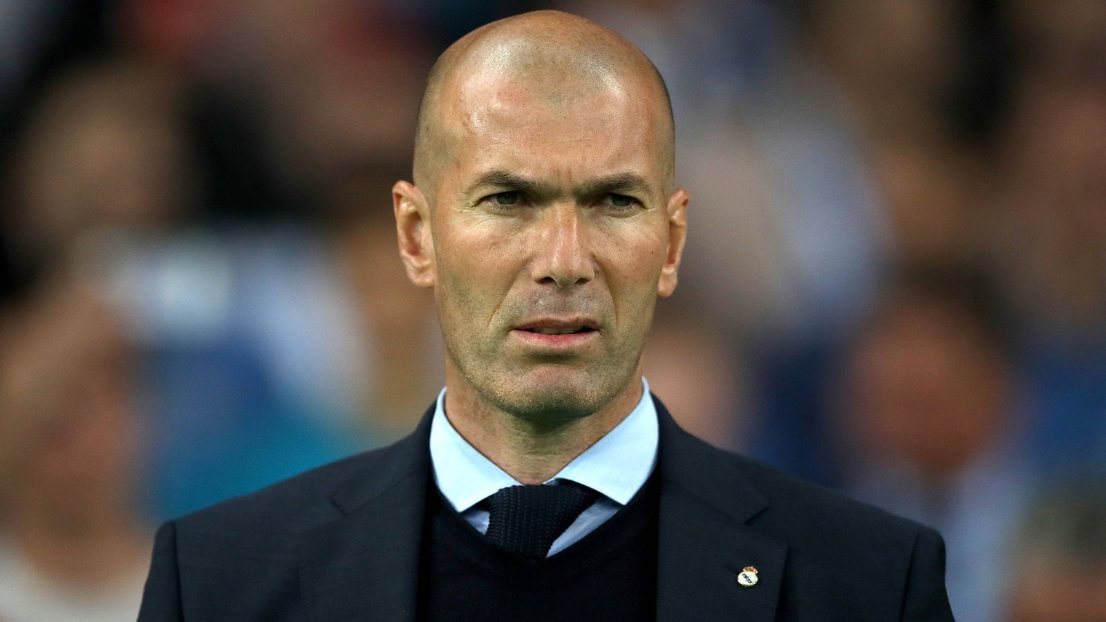
                <strong>Zinedine Zidane (vereinslos)</strong><br>
                Auch Zinedine Zidane ist derzeit verfügbar auf dem Transfermarkt. Der 50-Jährige hat bei Real Madrid gezeigt, dass er mit zahlreichen Stars umgehen und diese als Mannschaft zu zahlreichen Erfolgen führen kann. Der dreimalige Weltfußballer soll bereits nach der Entlassung von Pochettino bei PSG hoch gehandelt worden sein.
              
