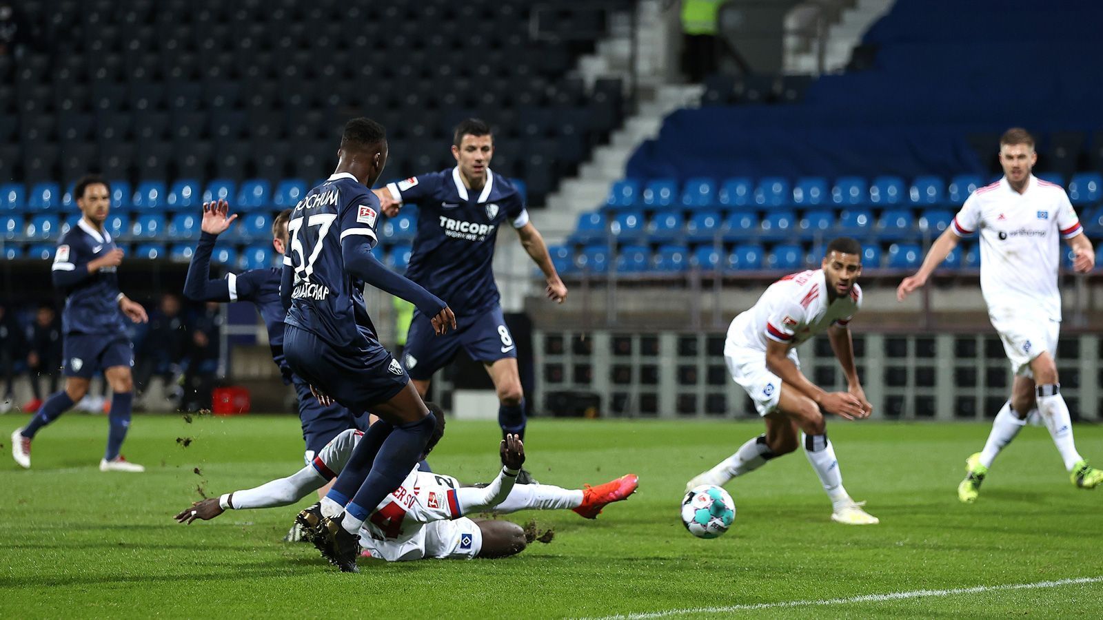 
                <strong>Zweitliga-Spitzenspiel: Der VfL Bochum und der Hamburger SV in der Einzelkritik</strong><br>
                Das Spitzenspiel der 2. Bundesliga entscheidet der Hamburger SV mit 2:0 für sich, auch wenn er sich trotz 55 Minuten Überzahl beim VfL Bochum die meiste Zeit schwer tut. Wir haben beide Mannschaften benotet.
              