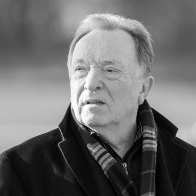 Peter Sodann, Kabarettist, Schauspieler und Regisseur, kommt auf den Neuen Südfriedhof zur Beerdigung von Kabarettist Hildebrandt. 