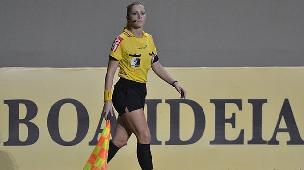 
                <strong>Fernanda Colombo Uliana</strong><br>
                Die 27-Jährige ist mittlerweile sogar offiziell von der FIFA angestellt und läuft auch bei Spielen in der ersten Liga auf. Die Fans dürfte es freuen.
              