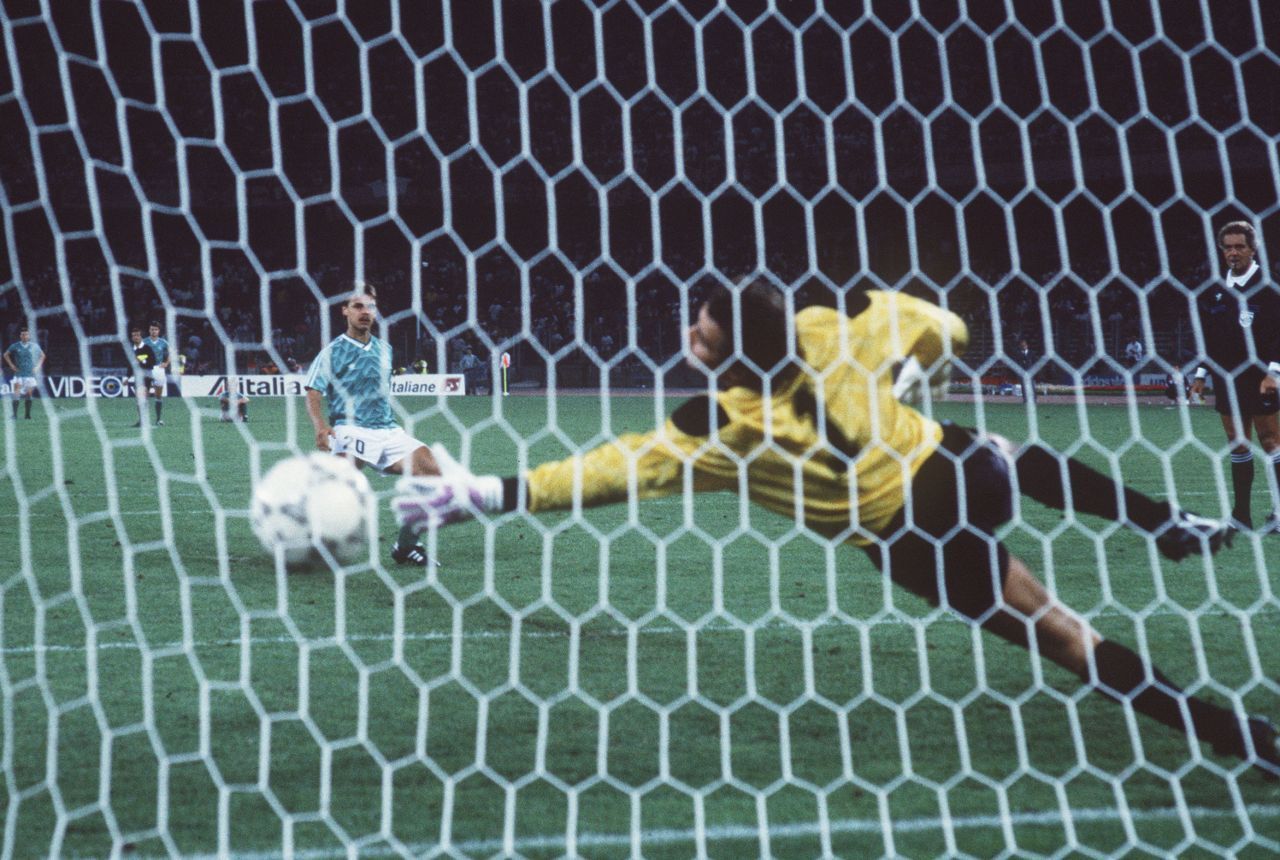 Danach aber wurde die deutsche Auswahl eine Macht bei der Entscheidung vom Punkt: Im WM-Halbfinale 1990 gewann man gegen England. Olaf Thon verwandelte den entscheidenden Elfer.