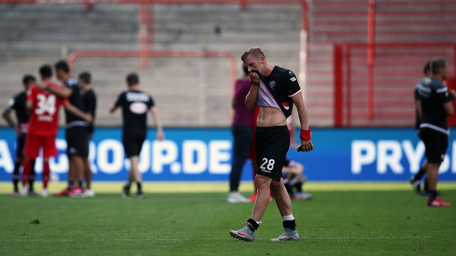 
                <strong>Fortuna Düsseldorf (Bundesliga/Deutschland)</strong><br>
                Bis zum allerletzten Spieltag durfte Fortuna Düsseldorf auf den Klassenerhalt bzw. zumindest die Teilnahme an der Relegation in der Bundesliga hoffen. Doch eine 0:3-Pleite bei Union Berlin zerstörte den Traum vom erneuten Klassenerhalt der Rheinländer. Warum? Weil ausgerechnet im Parallelspiel die Düsseldorfer Lokarivalen des 1. FC Köln bei Fortunas direkten Abstiegskontrahenten Werder Bremen mit 1:6 untergingen.
              