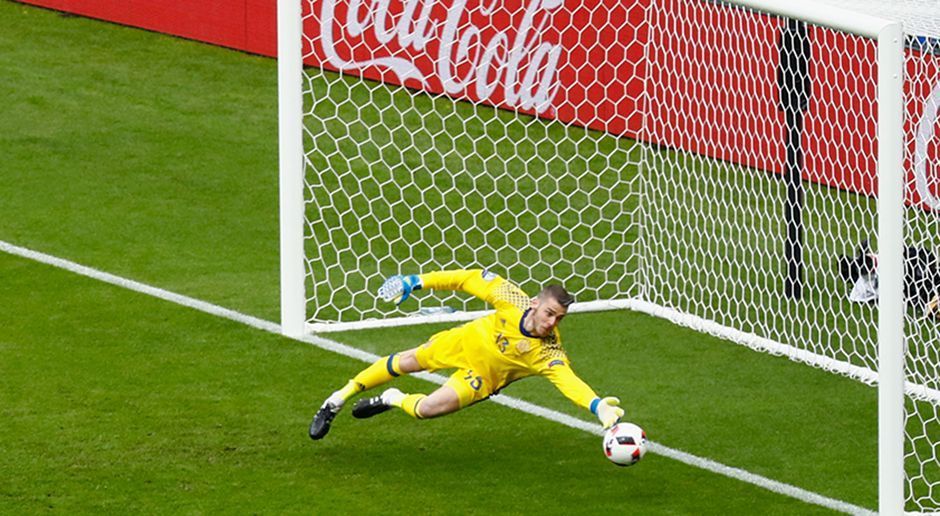 
                <strong>David De Gea</strong><br>
                David De Gea: Der Torhüter von Manchester United bewegte sich in Saint-Denis zwischen Welt- und Kreisklasse. Zunächst parierte er einen Pelle-Kopfball in der 8. Minute überragend ab und einen Fallrückzieher von Giaccherini noch an den Pfosten. Doch beim Gegentreffer ist De Gea nicht von jeglicher Schuld freizusprechen. Er ließ den Schuss von Eder ins Torwarteck nach vorne abprallen. Doch im Anschluss bewahrte der Keeper sein Team mehrere Male vor dem zweiten Gegentreffer. ran-Note: 3-
              