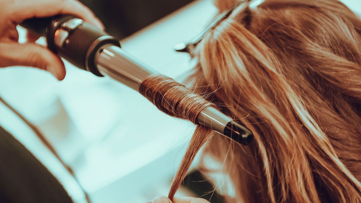 Wie du mit dem Lockenstab im Handumdrehen eine angesagte Frisur stylst, liest du im Beauty-Artikel über die beliebtesten Hairstyling-Tools. 