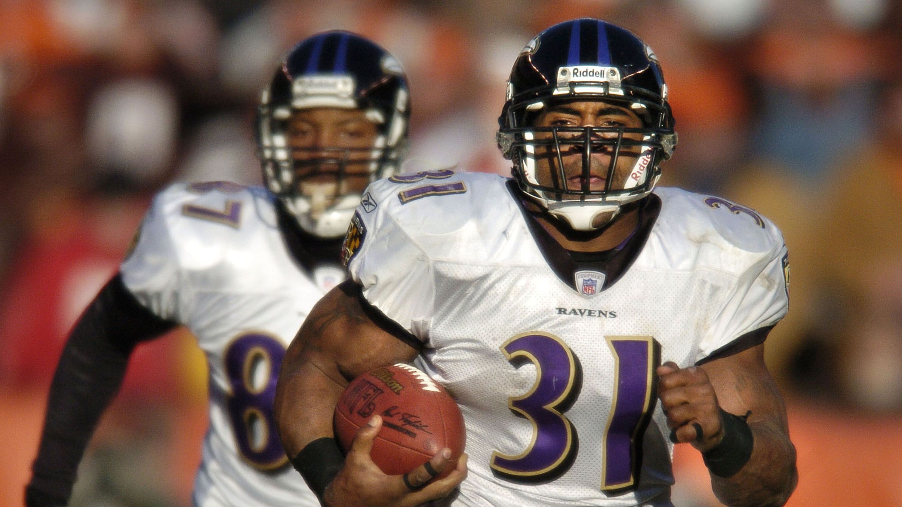 Bereits im Jahr 2004 musste Running Back Jamal Lewis von den Baltimore Ravens eine fette Geldstrafe über <strong>760.000 US-Dollar</strong> hinnehmen. Er war wegen Verschwörung und des Besitzes von mindestens fünf Kilogramm Kokain angeklagt worden. Nach einem Vergleich saß Lewis zudem vier Monate im Bundesgefängnis.