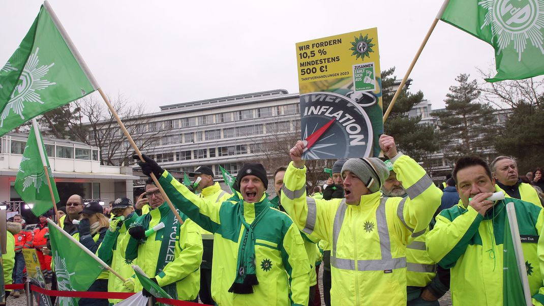 In Potsdam nehmen Gewerkschaftler vor dem Kongresshotel an einer Kundgebung zum Auftakt der Tarifverhandlungen für den öffentlichen Dienst von Bund und Kommunen teil. 