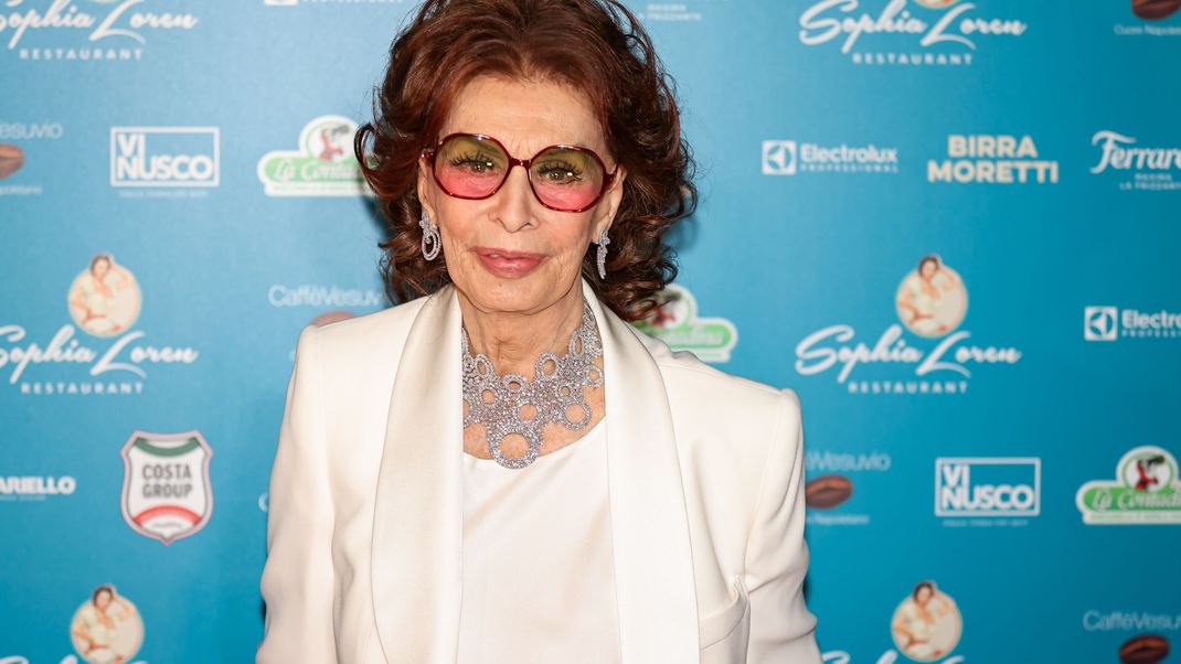 Sophia Loren stürzte vor einigen Wochen in ihrem Bad und zog sich Brüche an der Hüfte und am Oberschenkel zu. Wie es ihr gerade geht, verrät nun ihr Agent