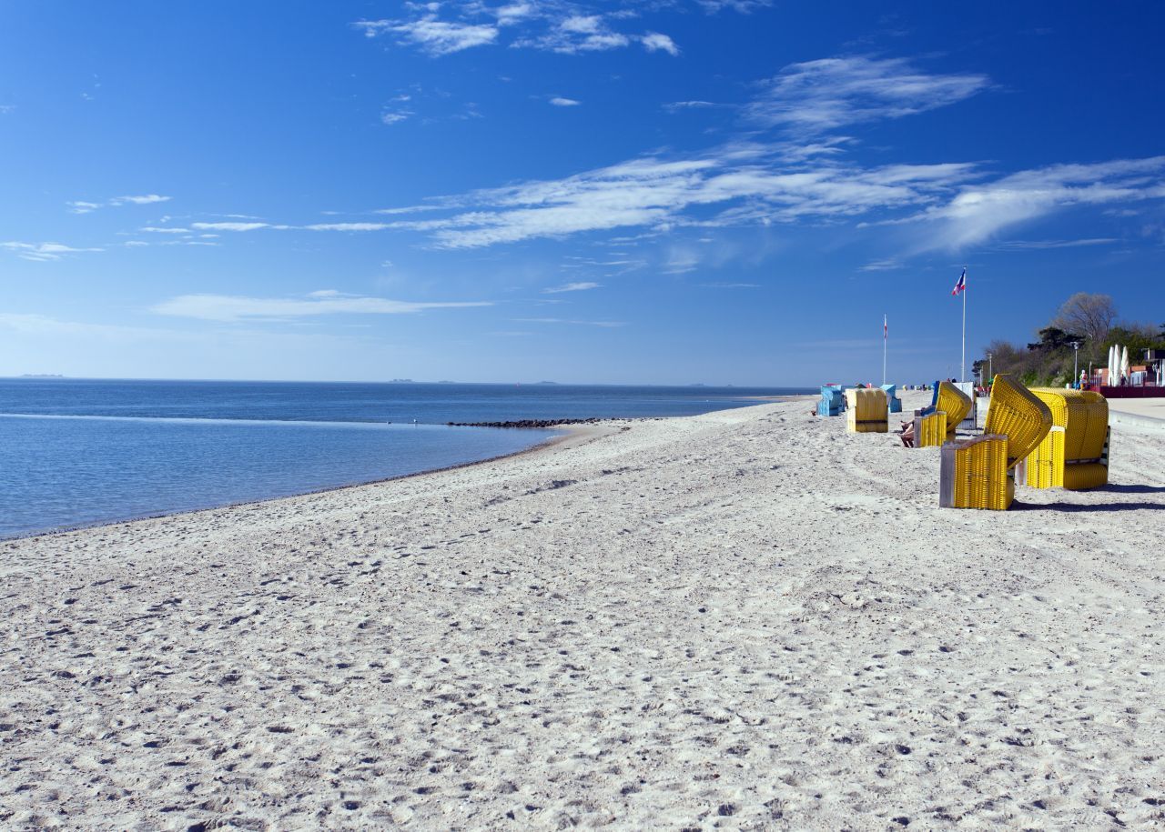 Föhr-Liebhaber:innen behaupten, dass man auf der Nordfriesischen Insel Karibik-Feeling erleben kann. Gut, Palmen gibt es nicht, aber dafür zahnpasta-weiße Strände. Zu den schönsten zählen die Strand-Abschnitte in Wyk, Utersum, Nieblum und Goting. Im Watt kann man sich auf Safari begeben, auf die Suche nach den "Small Fives": Wattwurm, Herzmuschel, Strandkrabbe, Wattschnecke und Nordsee-Garnele. Es lohnt sich auch, in See zu s