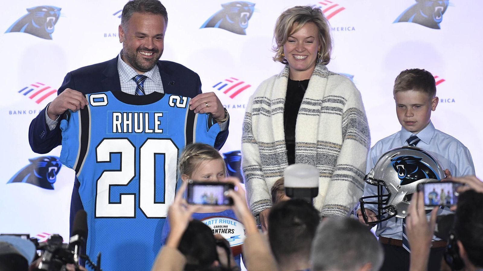 
                <strong>Carolina Panthers im Defensiv-Rausch</strong><br>
                Alle sieben Picks haben die Carolina Panthers unter dem neuen Head Coach Matt Rhule (Foto) dafür verwendet, ihre Defense zu stärken. Nicht ein einziger Offensive Player wurde gedraftet. Nie zuvor hat ein Team so viele Picks ausschließlich für die Defense verwendet. Ebenfalls sieben Spieler nur aus einem Mannschaftsteil drafteten 1985 die Cleveland Browns. Die holten allerdings ausschließlich Offensive.
              