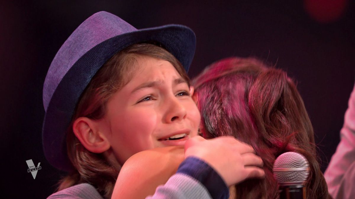 Lena umarmt Maris bei den Sing-Offs von "The Voice Kids" 2024