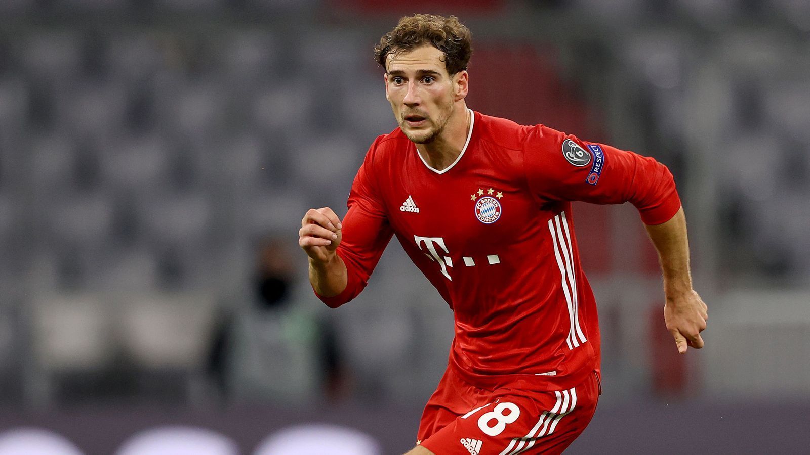 
                <strong>Leon Goretzka</strong><br>
                Anders als bei Tolisso, stehen die Zeichen bei Leon Goretzka, dessen Vertrag ebenfalls 2022 ausläuft, ganz klar auf Verlängerung. "Ich fühle mich super wohl hier. Bayern hat mir in den letzten Jahren sehr geholfen, den nächsten Schritt zu machen. Von daher geht die Tendenz auch klar zu Bayern", verriet der Nationalspieler im "ZDF". Auch wenn der FCB beim Gehalt laut Karl-Heinz Rummenigge "nicht alles mitmachen" könne - Goretzka wird sehr wahrscheinlich noch sehr lange bei den Bayern bleiben.
              