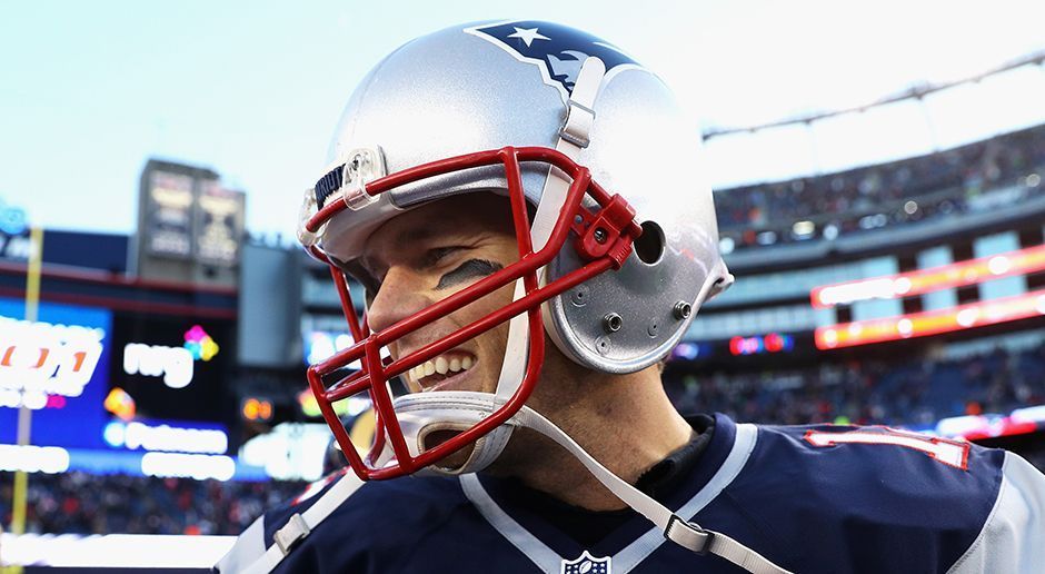 
                <strong>Tom Brady</strong><br>
                Für viele NFL-Fans und Experten ist Tom Brady der beste Quarterback in der Geschichte dieses Sports. Kein Wunder also, dass der Spielmacher der New England Patriots auch bei den meisten Siegen in der Geschichte der NFL ganz vorne steht - und dabei sogar die eine oder andere Legende hinter sich lässt. ran.de präsentiert die Top 10 der Quarterbacks mit den meisten Siegen in der NFL-Geschichte. (Stand: 22. Mai 2017)
              