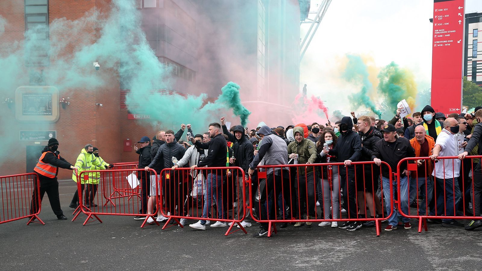 
                <strong>Hunderte brechen ins Stadion ein</strong><br>
                Die Situation eskalierte, als an die 200 Fans Zäune und Barrikaden durchbrachen und ins Innere des Stadions vordrangen, wo sie "We want Glazers out!" und "We decide when you play!" skandierten. Auch der Mannschaftsbus der Red Devils war am Lowry Hotel, der Teamunterkunft, zunächst an der Abfahrt gehindert worden.
              