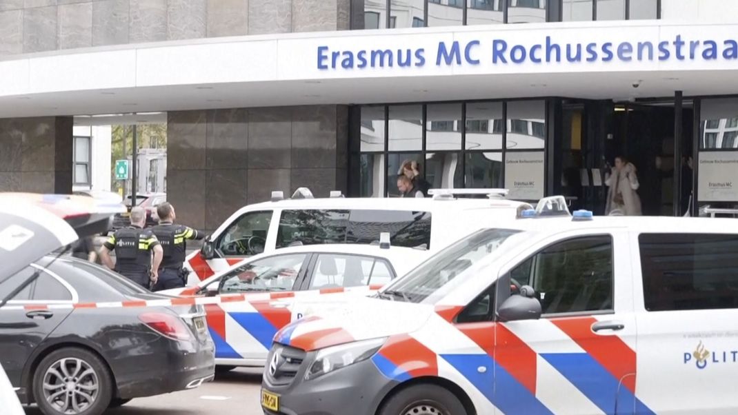 Rettungskräfte sind vor dem Erasmus-Krankenhaus in Rotterdam im Einsatz.