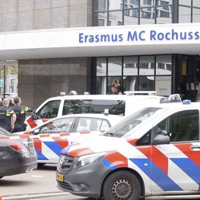 Rettungskräfte sind vor dem Erasmus-Krankenhaus in Rotterdam im Einsatz.
