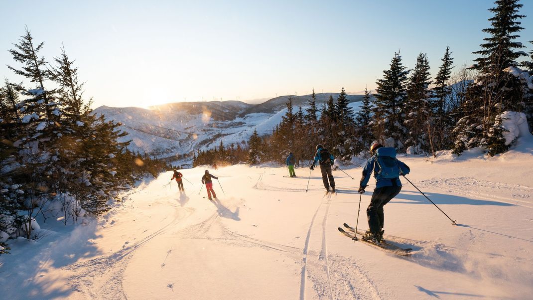Auch eine sportliche Auszeit beim Skifahren kann im Februar Erholung verschaffen.