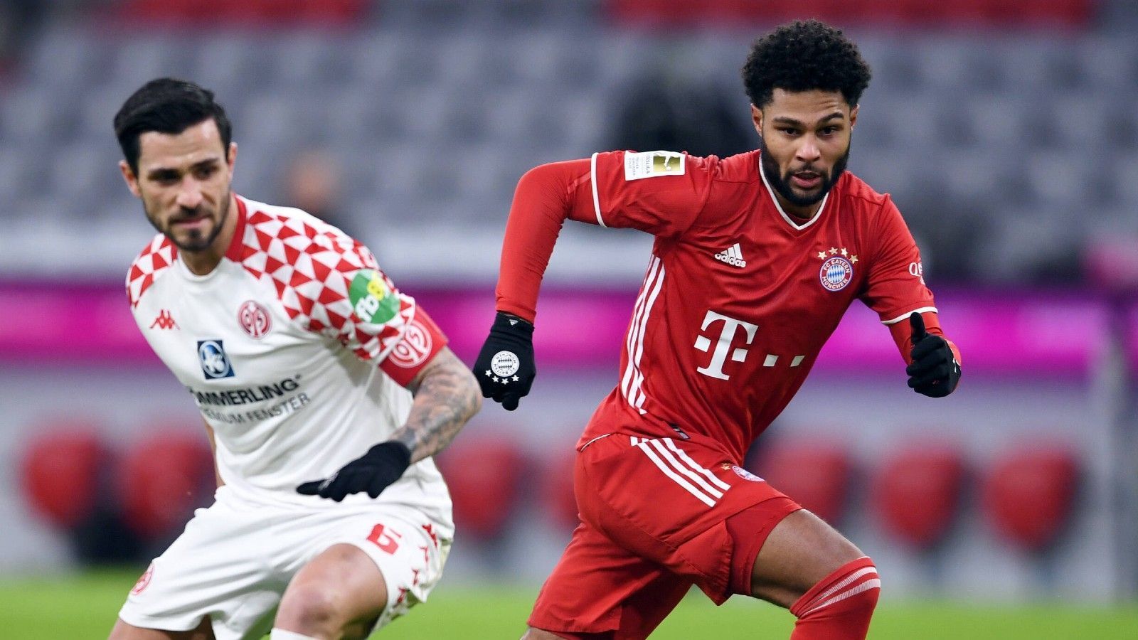 
                <strong>Serge Gnabry</strong><br>
                Zieht von der linken Seite immer wieder in die Mitte und sorgt für Gefahr. Vor Kimmichs Anschlusstreffer mit schöner Körpertäuschung und Hereingabe. Auch am zurückgenommenem Eigentor ist er beteiligt. Holt den Elfmeter zum 4:2 von Lewandowski raus (74.). Muss anschließend ausgewechselt werden. ran.de-Note: 3
              