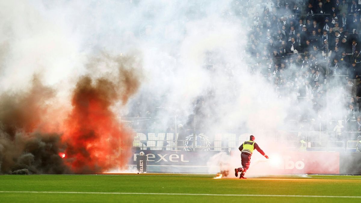 Pyrotechnik-Einsatz beim Spiel Norrköping-Örgryte