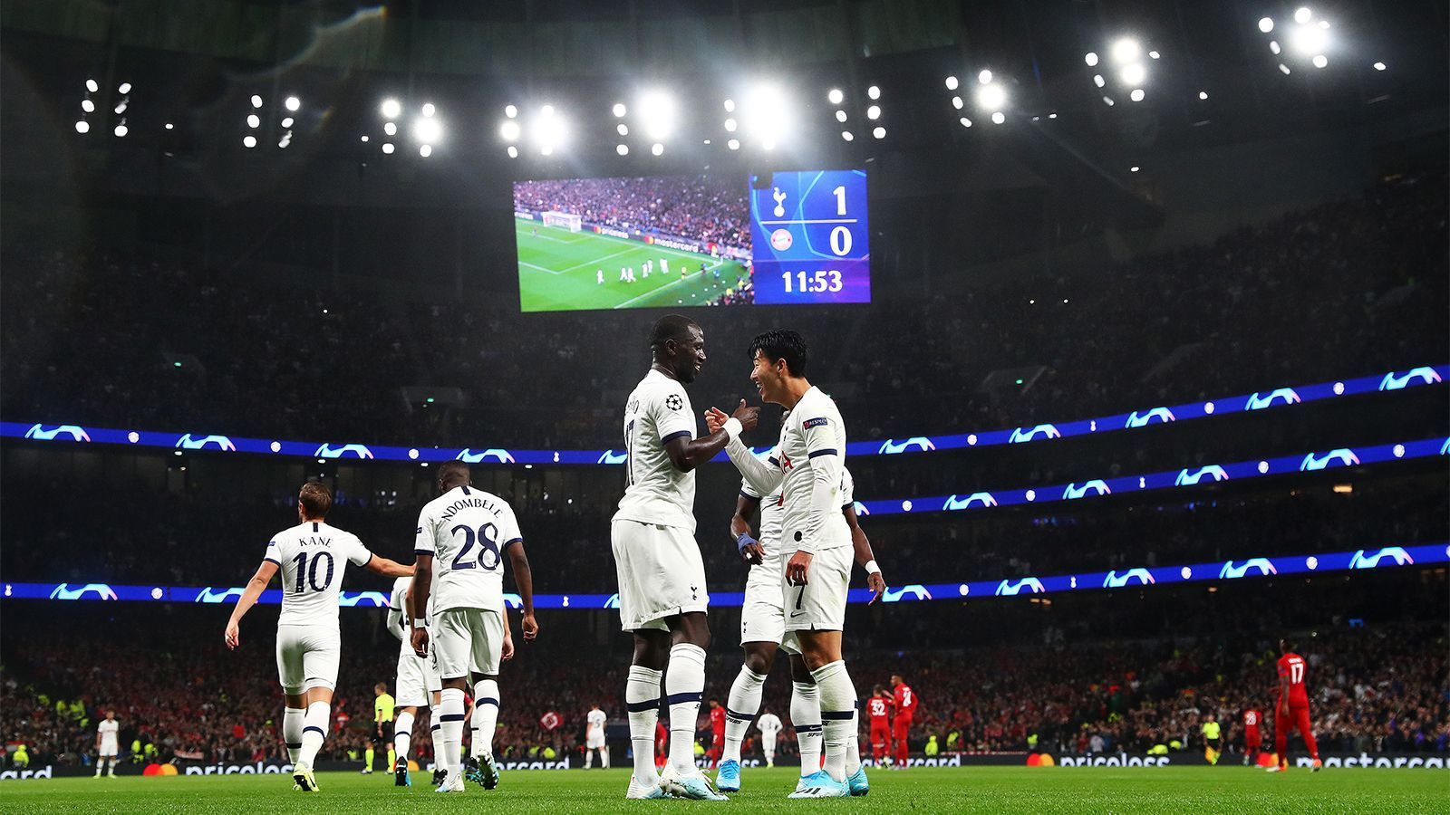 
                <strong>Tottenham Stadium: Platz für 62.062 Zuschauer</strong><br>
                2019 erfolgt dann die lang ersehnte Fertigstellung. Im Nordlondoner Stadtteil Tottenham steht der neue Sporttempel, der 62.062 Zuschauern Platz bietet. Das Architekturbüro Populous plant das Stadion. Insgesamt kostet der Bau rund eine Milliarde Pfund - ca. 1,17 Milliarden Euro.
              