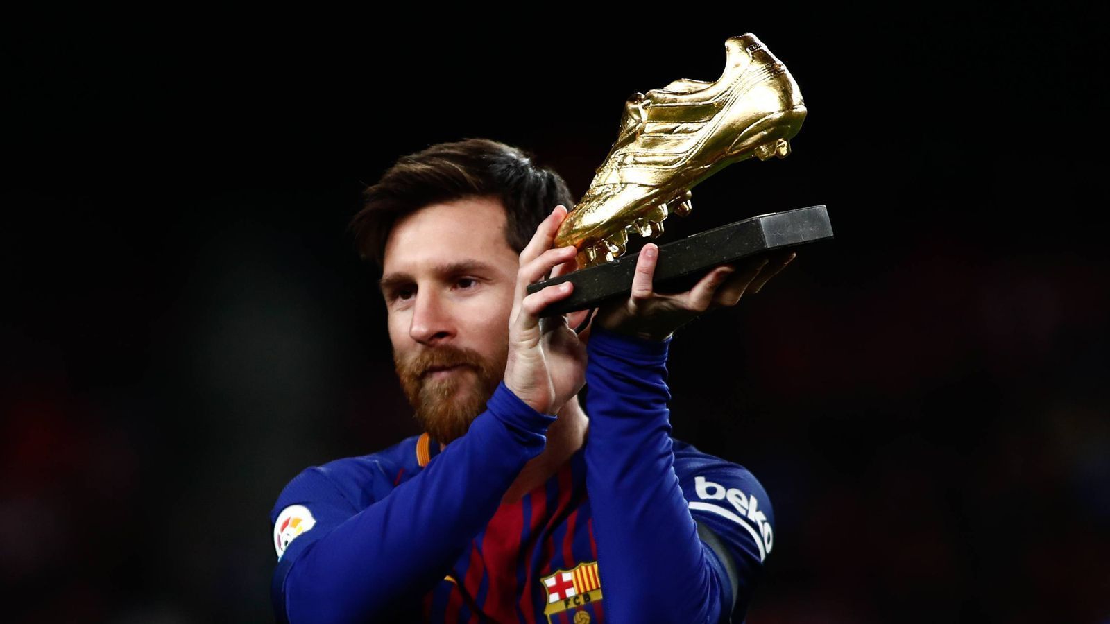 
                <strong>2010: Bester Torschütze Europas – Goldener Schuh</strong><br>
                Mit 34 Toren und elf Vorlagen in 35 Ligaspielen wird Messi erstmals mit dem goldenen Schuh zum besten Torschützen Europas ausgezeichnet. Insgesamt gewinnt er die Auszeichnung fünf Mal (2010 – 34 Tore, 2012 – 50 Tore, 2013 – 46 Tore, 2017 – 37 Tore. 2018 – 36 Tore).
              