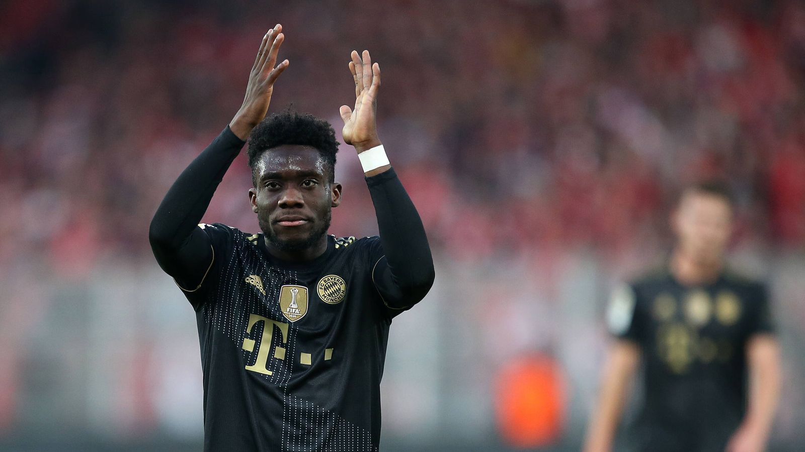 
                <strong>Abwehr: Alphonso Davies (100 Punkte)</strong><br>
                Davies hat nach einigen Formschwankungen in der vergangenen Saison zurück zu seiner Topform gefunden und profitierte auch von den Taktik-Umstellungen von Julian Nagelsmann. Inzwischen ist er von der linken Seite der Münchener nicht mehr wegzudenken und hat in zehn Spielen schon vier Tore vorbereitet. 
              