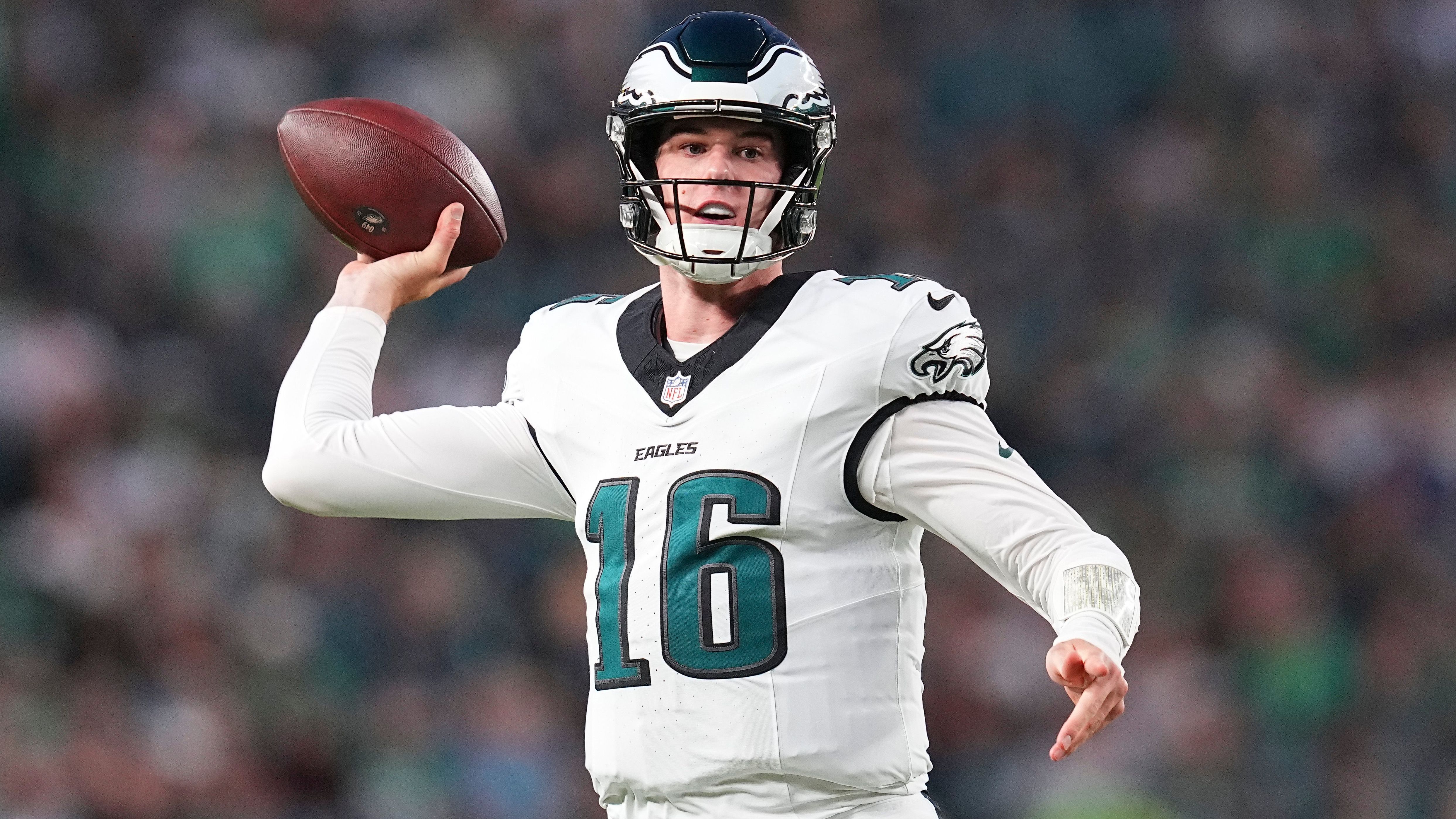 <em><strong>Tanner McKee (Philadelphia Eagles)</strong><br>Die Philadelphia Eagles bangen vor dem Saisonstart um Tanner McKee. Der QB-Backup von Jalen Hurts hat sich laut "The Insiders" einen Daumenbruch zugezogen, weshalb er für Week 1 fraglich sei. Es soll sich dem Bericht nach um keinen komplizierten Bruch handeln, weshalb ein baldiges Comeback absehbar sei. Die Eagles haben ohnehin kürzlich mit Sam Howell einen weiteren Quarterback verpflichtet, sodass der McKee-Ausfall verkraftbar sein dürfte.</em>