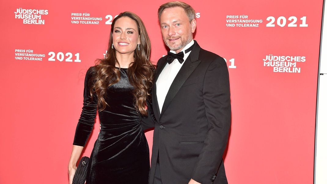 Christian Lindner und seiner Frau Franca Lehfeldt glänzen auf dem Red Carpet in Berlin zum 20. Preis für Verständigung und Toleranz 2021.