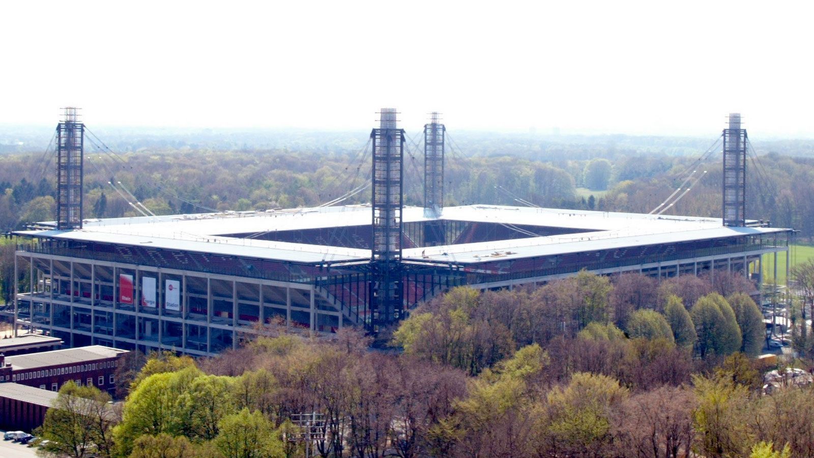 
                <strong>1. FC Köln</strong><br>
                Stadion: Rhein-Energie-Stadion (50.000 Plätze) - Zugelassene Fans am 4. Spieltag: Der Effzeh hofft auf 300 Zuschauer* - Gegner: Eintracht Frankfurt - *Immerhin 300 Zuschauer durften dem Unentschieden zwischen Köln und der Eintracht beiwohnen.
              