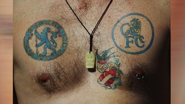 
                <strong>Die verrückten Tattoos der Premier-League-Fans</strong><br>
                Wenn sich das Vereins-Logo ändert, ändert sich auch das Tattoo - beziehungsweise es kommt ein neues hinzu. Hoffentlich ändert der FC Chelsea nicht mehr allzu oft sein Wappen, sonst wird es auf der Brust etwas knapp mit dem Platz dieses "Blues"-Fans.
              