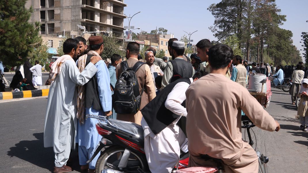  Afghanistan, Herat: Anwohner verlassen die Häuser und gehen auf die Straße, nachdem ein Erdbeben die Stadt erschüttert hat. 