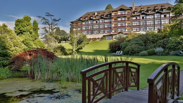 
                <strong>Das Hotel "Ermitage" in Evian</strong><br>
                Das Hotel hat vier Sterne.
              